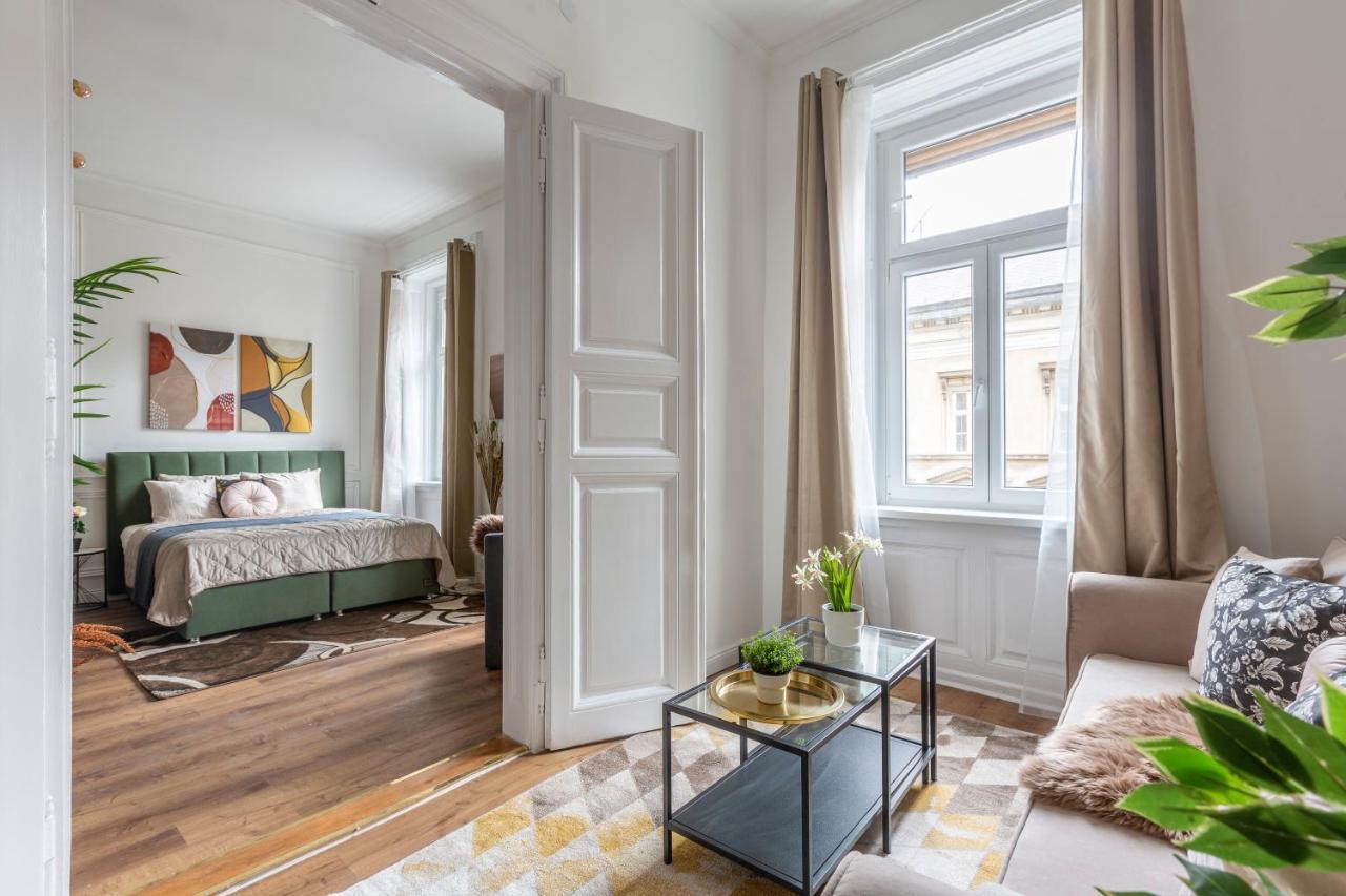 Luxurious Art Deco In The Heart Of דירה