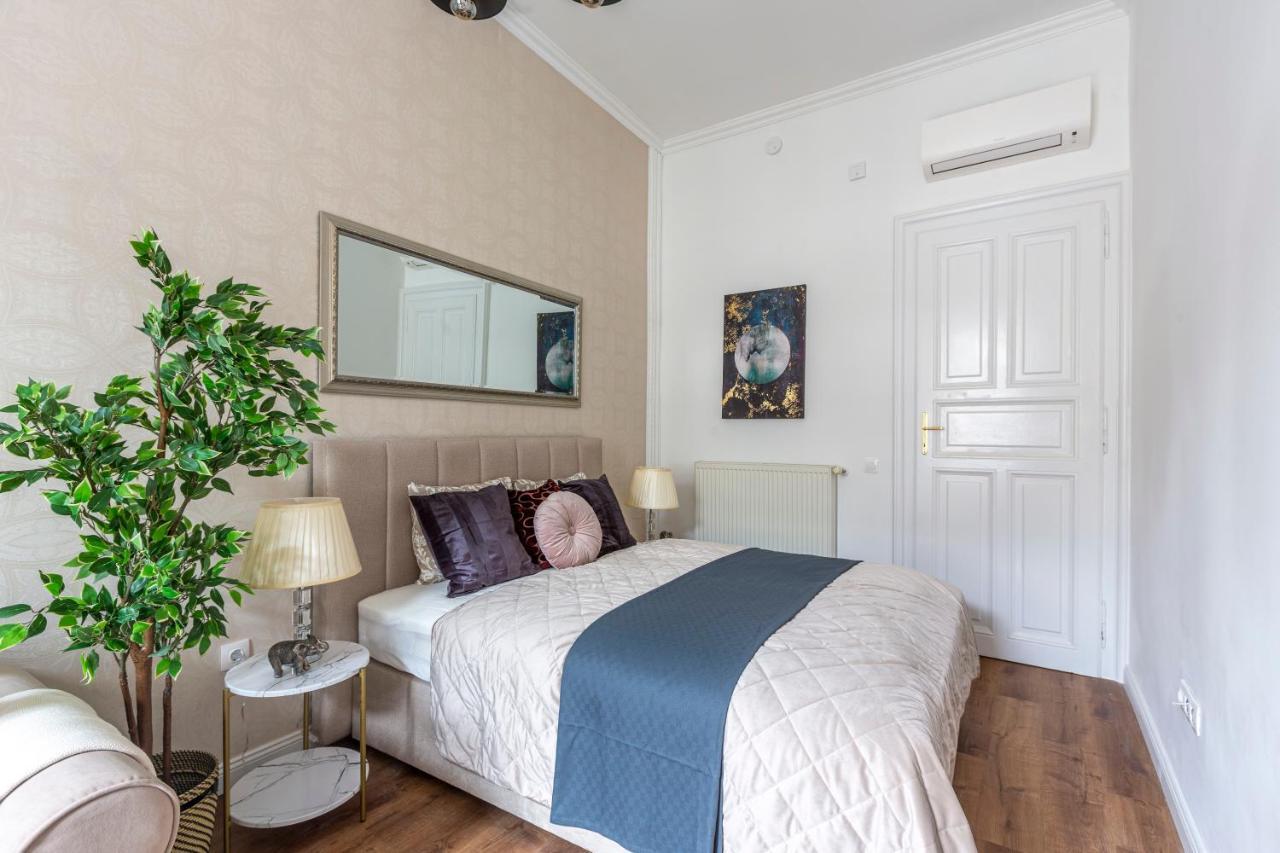 Luxurious Art Deco In The Heart Of Appartamento Budapest